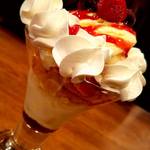 足湯カフェ　チットモッシェ - 「ダブルベリーサンデー」 サンデーアメリカ合衆国で生まれたアイスクリームを主体としたデザート「サンデー」