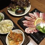 焼肉 まる源ホルモン - サムギョプサルとセット。イチオシ！