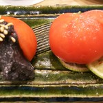 築地寿司清 - トマトをゴマペーストと粗塩で。