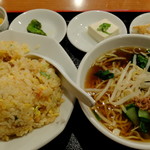 珍味館 - “鮭炒飯と半ラーメン”