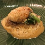 エヴォリュエ - 高知県の的鯛のポアレオマールエビ乗せ泡のアメリケーヌソース