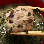 廻鮮寿司 塩釜港 - アオサのお味噌汁の中に、まぐろのつみれが２個…