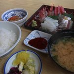 Uonaotei - 刺身定食 1550円の全貌。小鉢、漬物、味噌汁はしょっぱめ。まぁそれも良しとするかどうか笑 地元の方々が昼から飲んでいて羨ましい、混ざりたい。