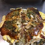 Hiroshima sutairu okonomiyaki kujira - 十字に割ります