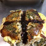 Hiroshima sutairu okonomiyaki kujira - 切れ目に沿ってカープソースを流し込み、完成！