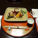 柊家旅館 - 夕食：テーブルセッティング（食前酒、先付、八寸）