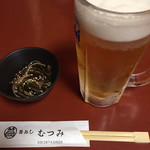 釜めし むつみ - 生ビールとお通し。
            お通しは松前漬でした。