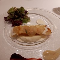 ルメルシマン オカモト - 本日のオードブルはサーモンをさっと焼いた感じ。上にはじゃがいものスライス。