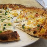 真鶴ピザ食堂KENNY - 白のうずわとハムマヨコーンのハーフ＆ハーフ（アップ）（2018.1）