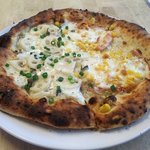 真鶴ピザ食堂KENNY - 白のうずわとハムマヨコーンのハーフ＆ハーフ（2018.1）