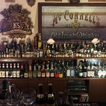 kt,s Museum Bar - カウンタの中にはズラリと年代物が。