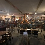 kt,s Museum Bar - 中に入るとズラリと展示が。