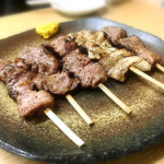 三徳 - もつ焼きおまかせミックス5本(600円)