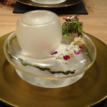 東 - 鮪・スズキ・寒鰤のスモーク、鮪の酒盗のサワークリーム添え。