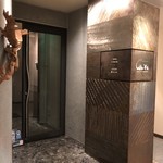 カーヴ - お店玄関