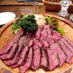 熟成肉バル レッドキングコング 橋本 - 塊を焼いてもらうとこんな感じ！！凄いボリュームです！！