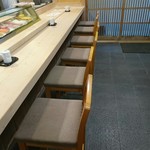 勝美 - 一枚板カウンターと座席。