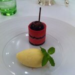 オーベルジュ・ド・リル トーキョー - チェリーのムース、チョコでヘタをかたどってます。