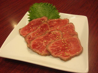 h Kanshokubou Ondoru - 和牛のもも肉の中でも最も柔らかい芯芯（ｼﾝｼﾝ）という赤身の部位をタタキにしました！