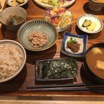 味噌めしや まるたま - 肉味噌納豆定食 サラダつき