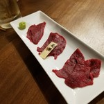 栄 馬肉酒場 馬喰ろう - お通しが馬刺し！(⊙_⊙)