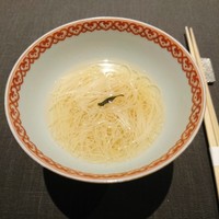 茶禅華 - （2018年2月　訪問）岩茶奇蘭。青茶と清湯のスープに三輪そうめんを合わせた上品且つ芳醇な前菜。