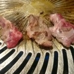 俺のホルモンもつ家　金太 - 焼く