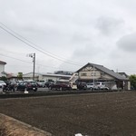 中華そば 四つ葉 - 店舗前 引き