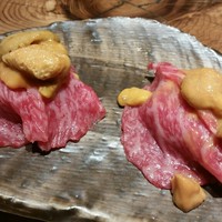 吉祥寺 三うら - 伊万里牛の握り、生ウニ乗せ