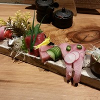 吉祥寺 三うら - 刺身盛り合わせ
                    鯨の刺身が吃驚の旨さ！！！