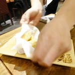 蔵人厨 金鯱 - 海老芋の唐揚げの袋を開けて