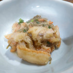 蔵人厨 金鯱 - カニ甲羅焼きをお皿に取り分け