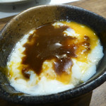 蔵人厨 金鯱 - つくねをつける温泉卵に、味噌おでんの味噌を入れて