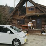 オゴポゴ - 駐車場の様子とお店の外観