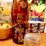 白菊屋 - 「陽出る國の銘酒(ひいずるしまのせえ)」(朝日酒造)の前割が用意されていたので、ロックでいただいた。瓶の文字はこの店のスタッフの手書き。