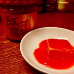 白菊屋 - あてその1。大塚食品の「紅豆腐」(280円)。