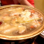 骨付き鶏肉の薬膳鍋