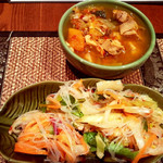 ブルーパパイアタイランド - タイ風サラダとスープは、セルフサービスでお替り自由。