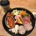 Amelie Cafe - 一皿で十分満腹！ただオープンカフェなので冬場は寒過ぎです。ひざ掛けがあるけど足元かなり冷えました。