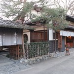 あぶり餅 本家 根元 かざりや - 120年以上になる京町屋