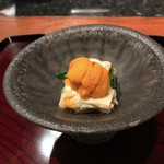 つきだし：初物の菜花の湯葉巻き　ウニのせ；出汁の旨みでまとめられた一品。これからの料理に期待が高まります。