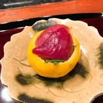 蒸し寿司：柚子をくり抜いたものに寿司を詰めたもの
