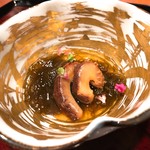 鉄板焼き いわ倉 - 岩もずくと青森のナマコ；繊細なもずくとナマコのコンビ。酒飲みにはたまりません。