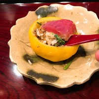 鉄板焼き いわ倉 - 蒸し寿司内部；思いの外に暖かい寿司が新鮮。上に乗せたマグロもネットりと美味しい。