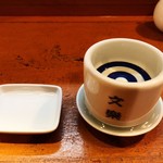 銀座 岩戸 - 日本酒。
      私が頼んだ銘柄の一升瓶が微妙に残ってるからサービスするね！
      と注いでくれた先は醤油入れ。
      
      斬新すぎる。