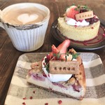 SOROR - あずきと苺のロールケーキ 600円(税込)
      ベイクドストロベリーチーズケーキ 600円(税込)
      カフェラテ 300円(税込)セット価格