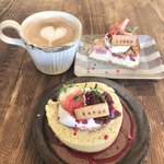 SOROR - あずきと苺のロールケーキ 600円(税込)
      ベイクドストロベリーチーズケーキ 600円(税込)
      カフェラテ 300円(税込)セット価格