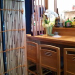 ハルコロ - 店内、カウンターの模様となります。　まだ、新店なんで木のかほりが・・・そこはかとなくいたします。