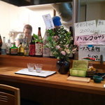 ハルコロ - カウンター奥が調理場となります。おふたりで店を営まれていますねぇ。
