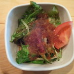 ハルコロ - まずは、サラダからの提供です。意外と量多いんです。